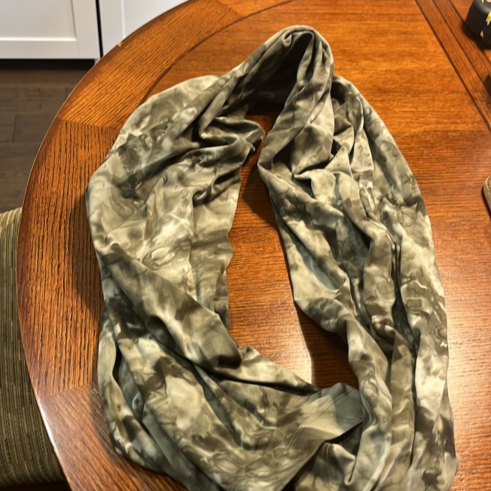 align lulu lemon cropped leggings with matching scarf. Size 6.